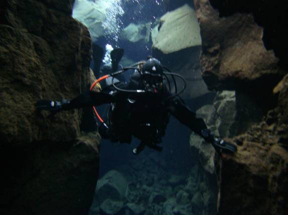 Tocando a América e a Europa durante mergulho na Silfur Hellir, a fenda que divide esses continentes, no Parque Nacional Thingvellir, na Islândia